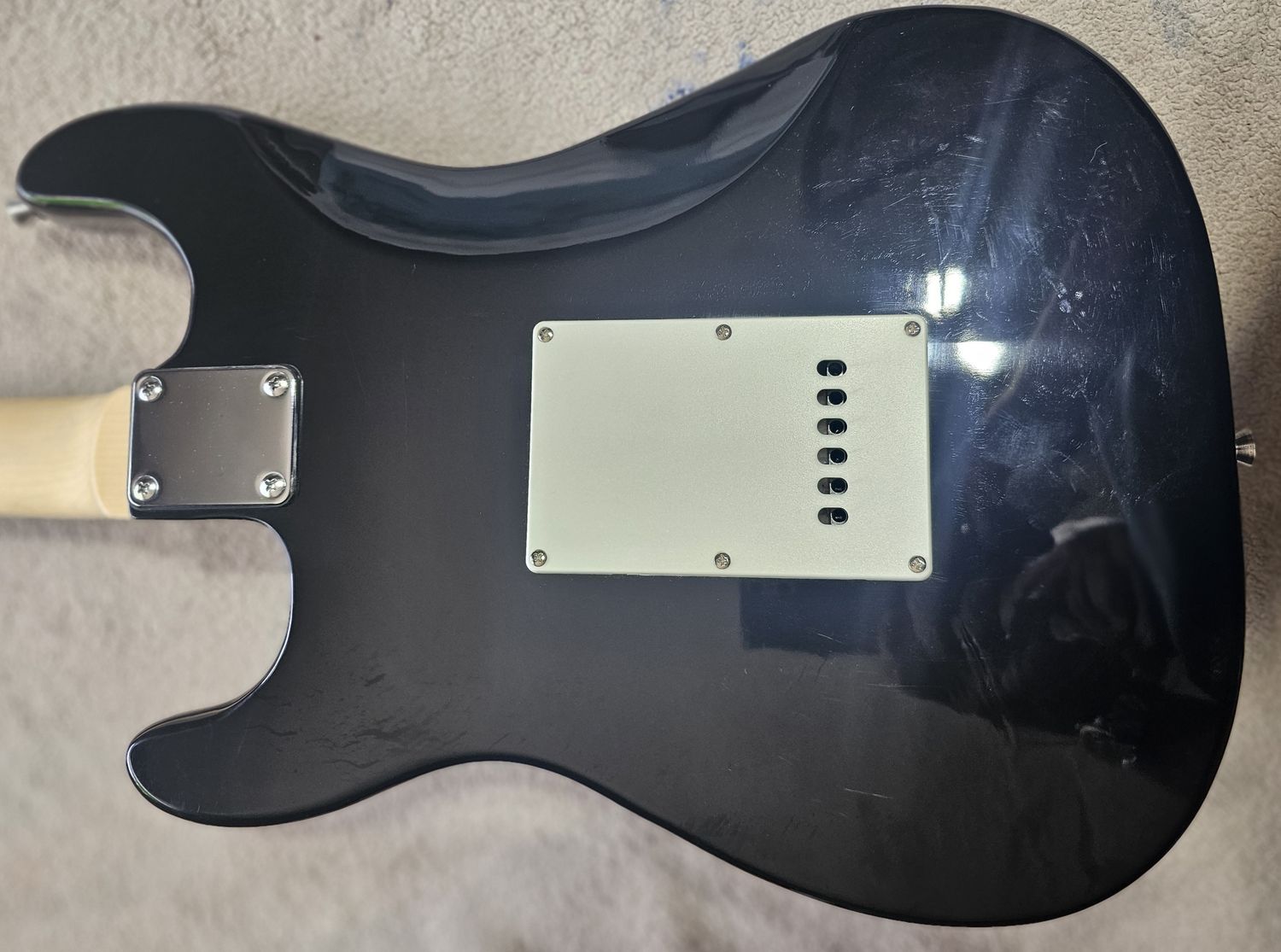 ​Indio Cali Classic Electric Guitar is a full-size solid body guitar SSS STRAT STYLE