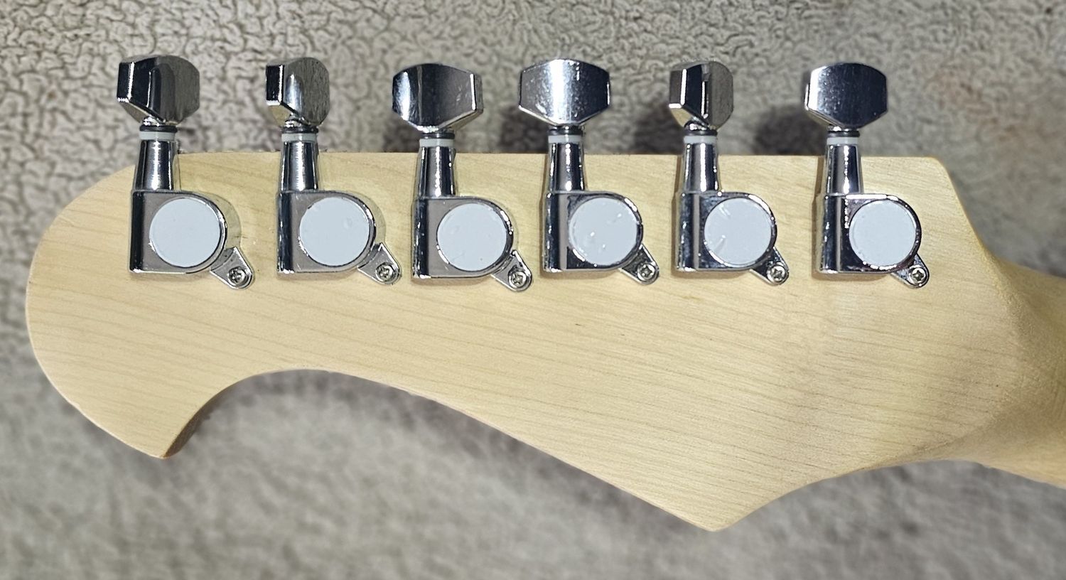 ​Indio Cali Classic Electric Guitar is a full-size solid body guitar SSS STRAT STYLE