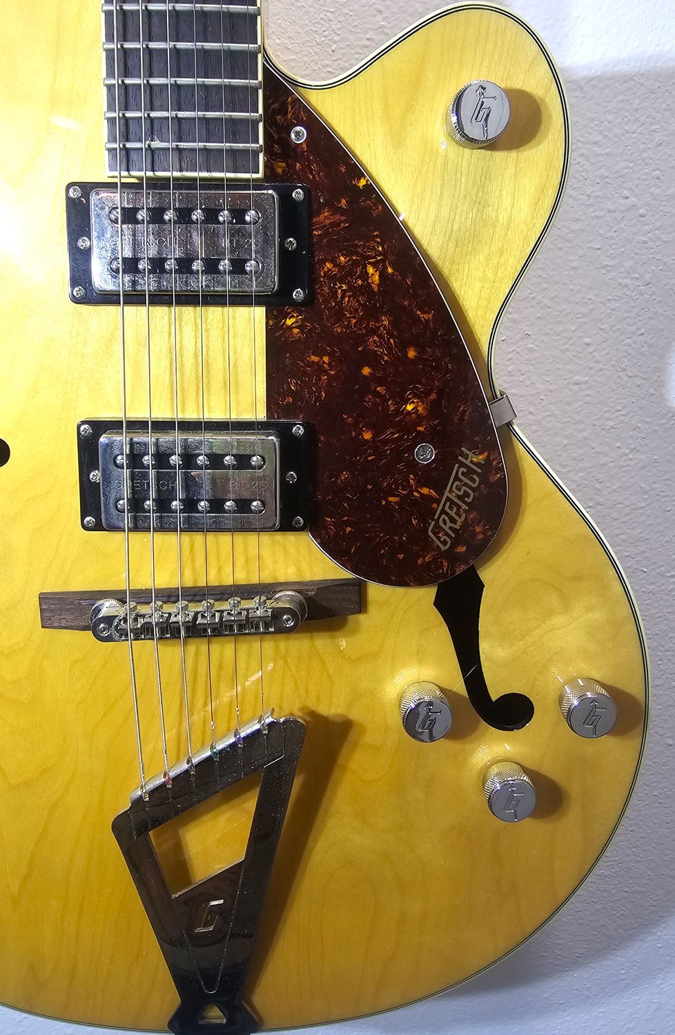 Gretsch G2420VLAME Hollowbody Village Amber The Gretsch hollowbody combines the past &amp; present for exceptional sound &amp; style. Featuring Broad&#39;Tron BT-3S humbuckers, push/pull knob,