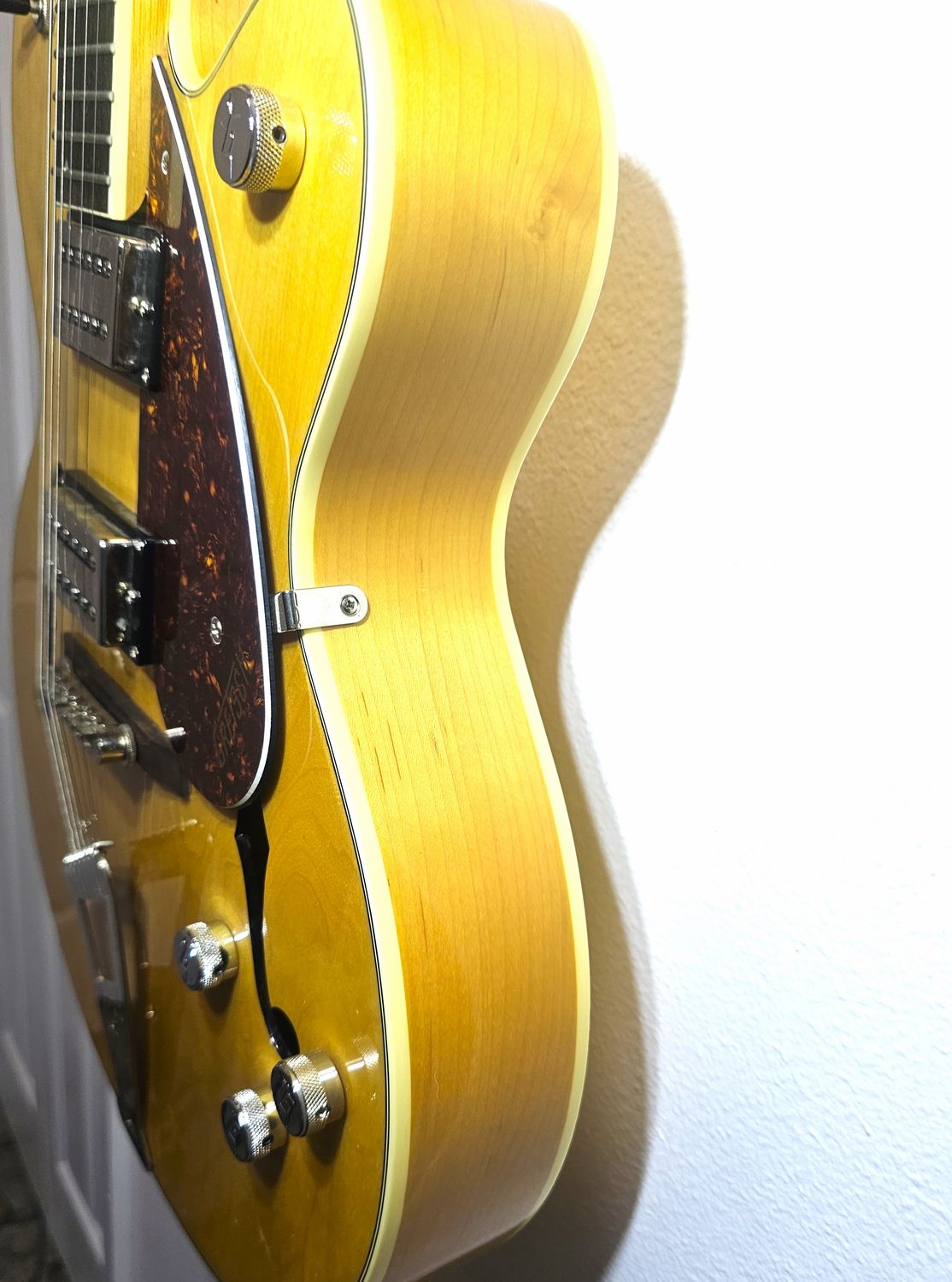 Gretsch G2420VLAME Hollowbody Village Amber The Gretsch hollowbody combines the past &amp; present for exceptional sound &amp; style. Featuring Broad&#39;Tron BT-3S humbuckers, push/pull knob,