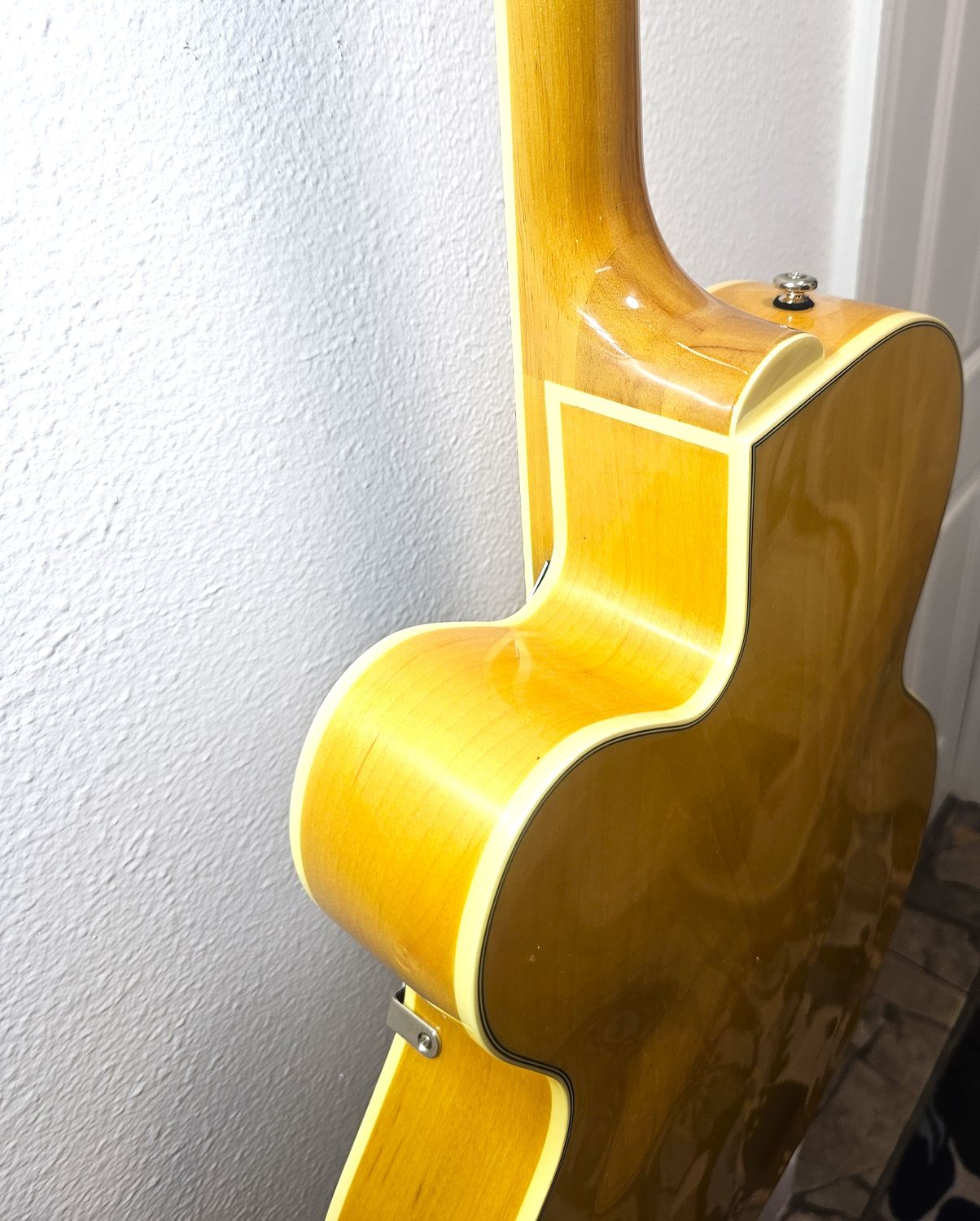 Gretsch G2420VLAME Hollowbody Village Amber The Gretsch hollowbody combines the past &amp; present for exceptional sound &amp; style. Featuring Broad&#39;Tron BT-3S humbuckers, push/pull knob,