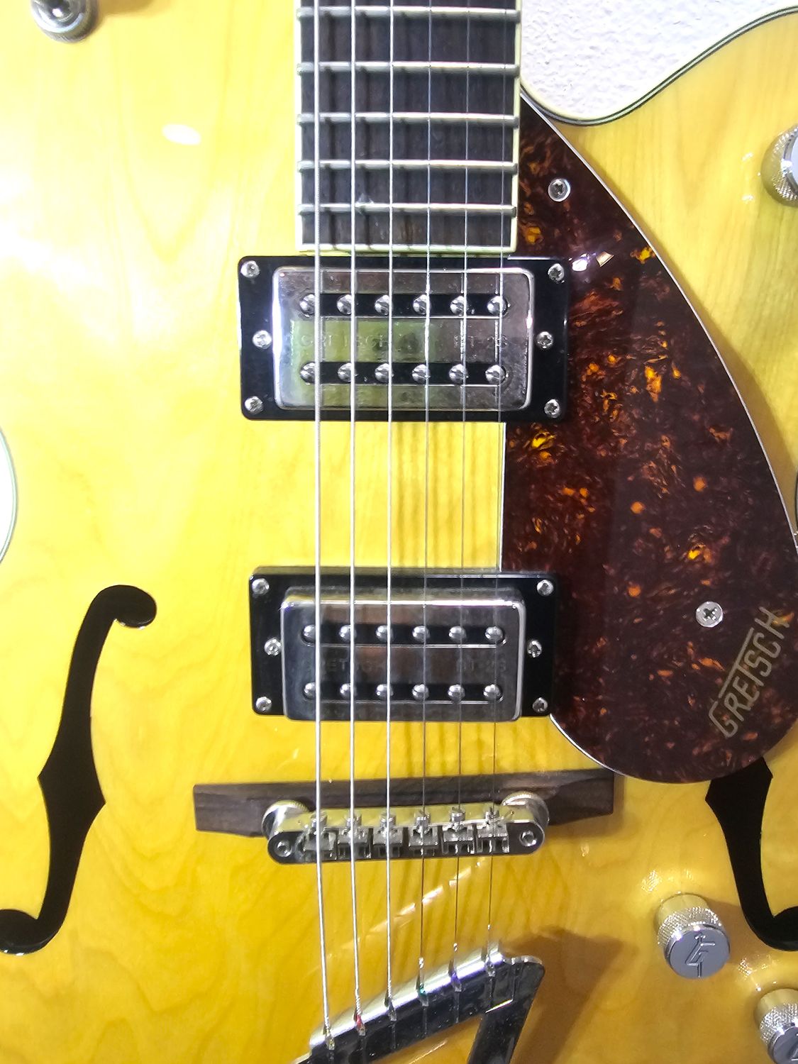 Gretsch G2420VLAME Hollowbody Village Amber The Gretsch hollowbody combines the past &amp; present for exceptional sound &amp; style. Featuring Broad&#39;Tron BT-3S humbuckers, push/pull knob,