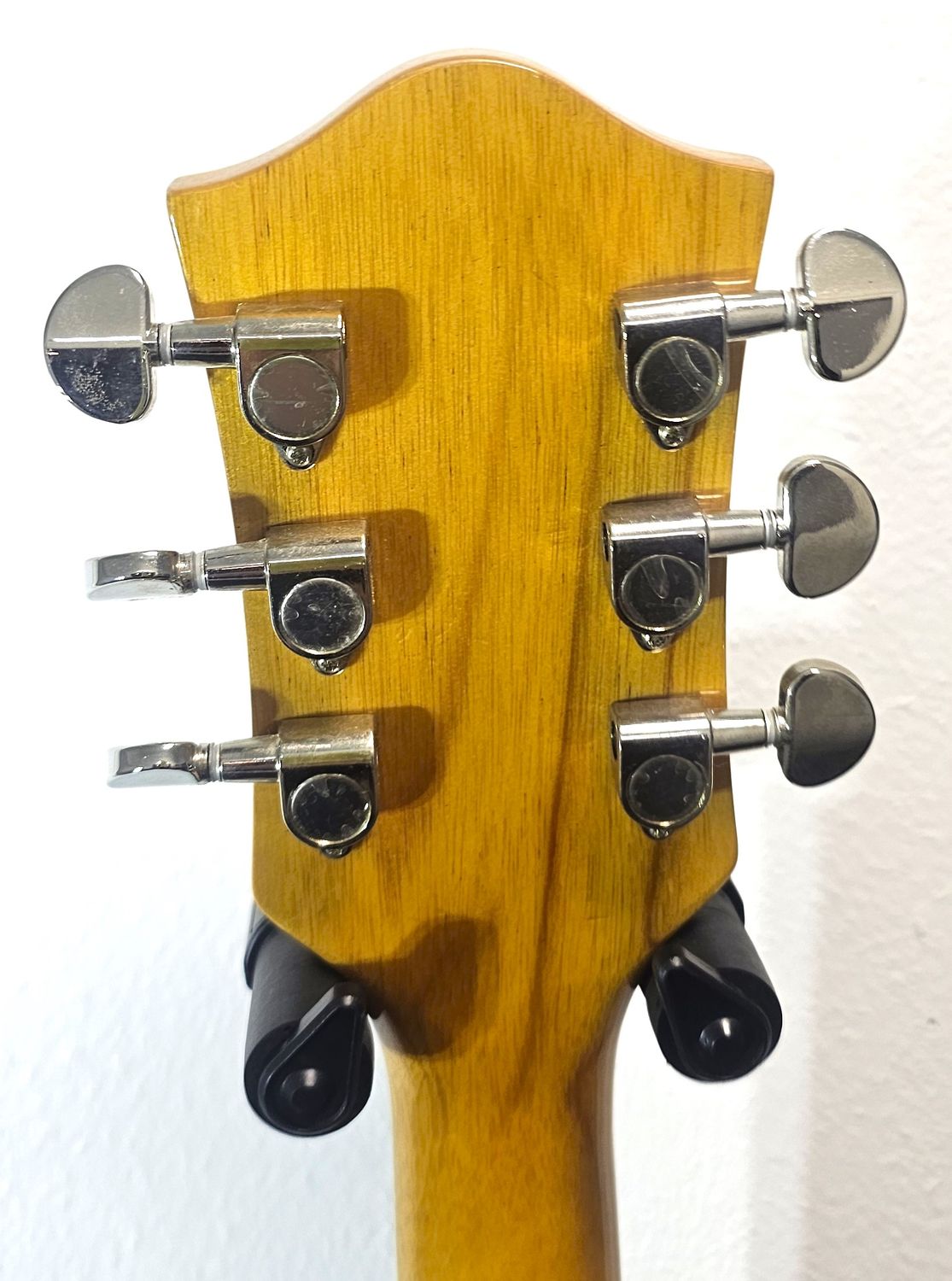 Gretsch G2420VLAME Hollowbody Village Amber The Gretsch hollowbody combines the past &amp; present for exceptional sound &amp; style. Featuring Broad&#39;Tron BT-3S humbuckers, push/pull knob,