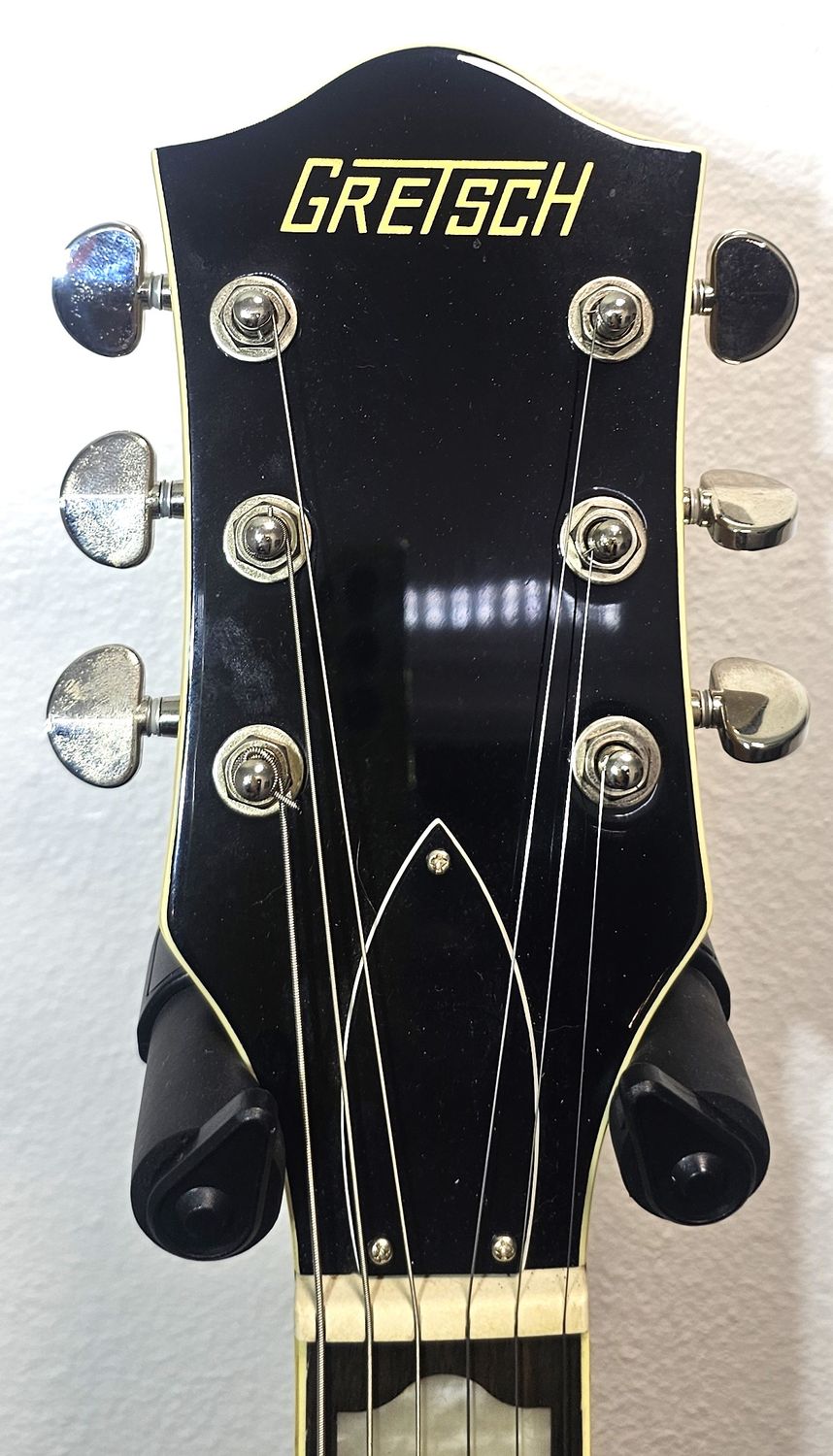 Gretsch G2420VLAME Hollowbody Village Amber The Gretsch hollowbody combines the past &amp; present for exceptional sound &amp; style. Featuring Broad&#39;Tron BT-3S humbuckers, push/pull knob,