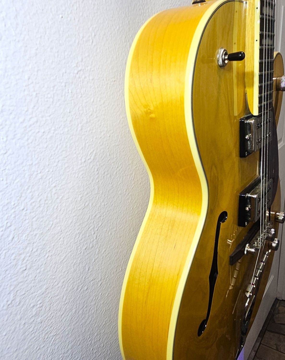 Gretsch G2420VLAME Hollowbody Village Amber The Gretsch hollowbody combines the past &amp; present for exceptional sound &amp; style. Featuring Broad&#39;Tron BT-3S humbuckers, push/pull knob,