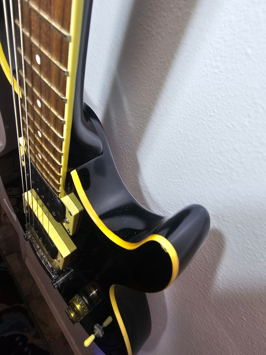 Silvertone SPN-5 Solid Body Electric Black Gloss W/Cream Binding