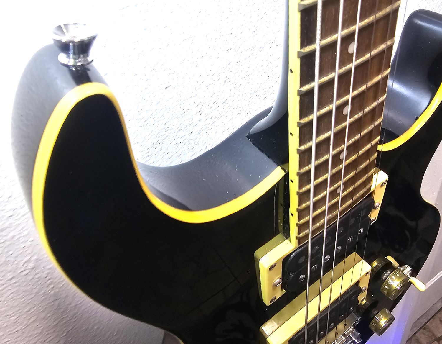 Silvertone SPN-5 Solid Body Electric Black Gloss W/Cream Binding