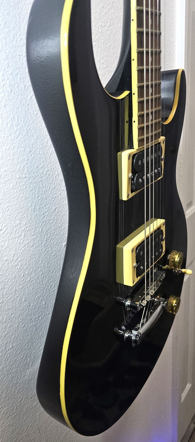 Silvertone SPN-5 Solid Body Electric Black Gloss W/Cream Binding