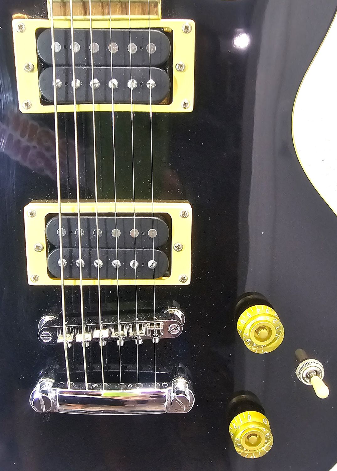 Silvertone SPN-5 Solid Body Electric Black Gloss W/Cream Binding