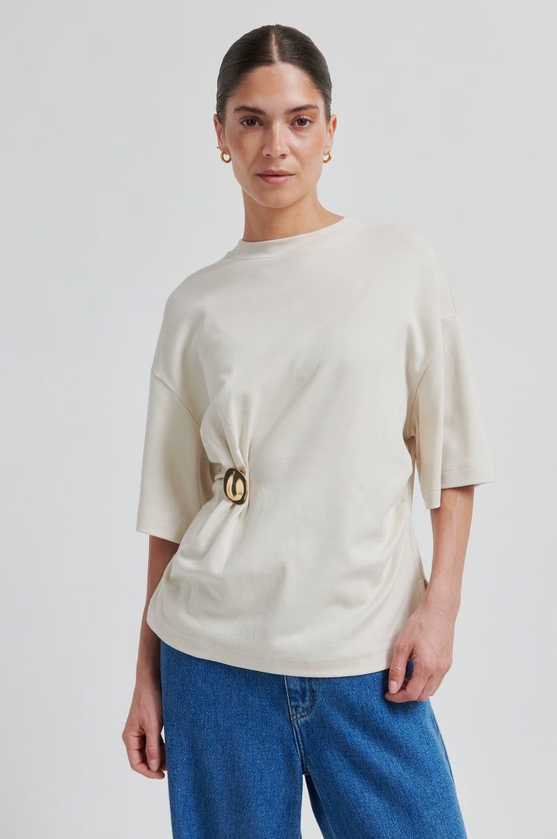 Enora Brooche Tee