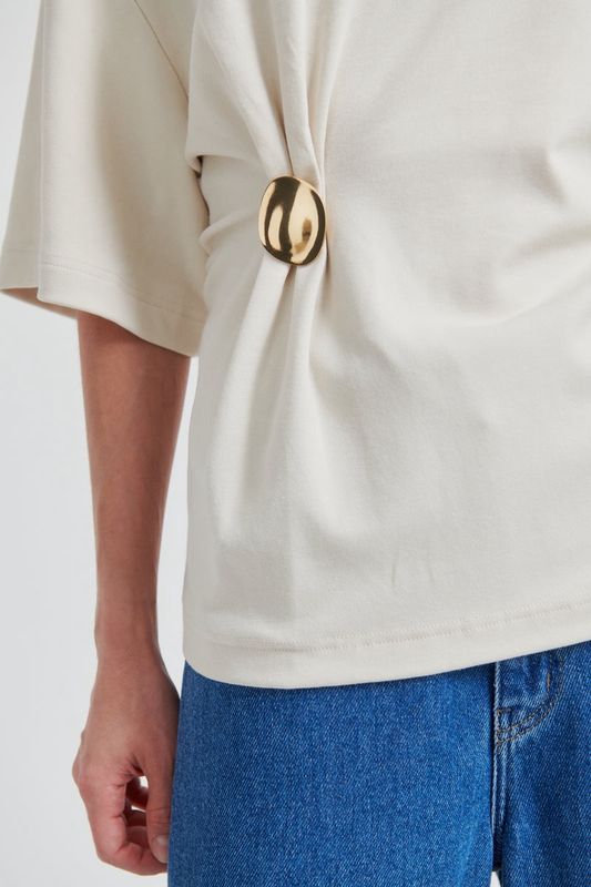 Enora Brooche Tee