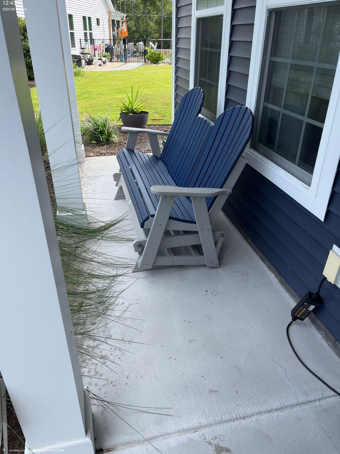 5&#39; Seashell Back Outdoor Glider w/Console in Light Gray/Patriot Blue