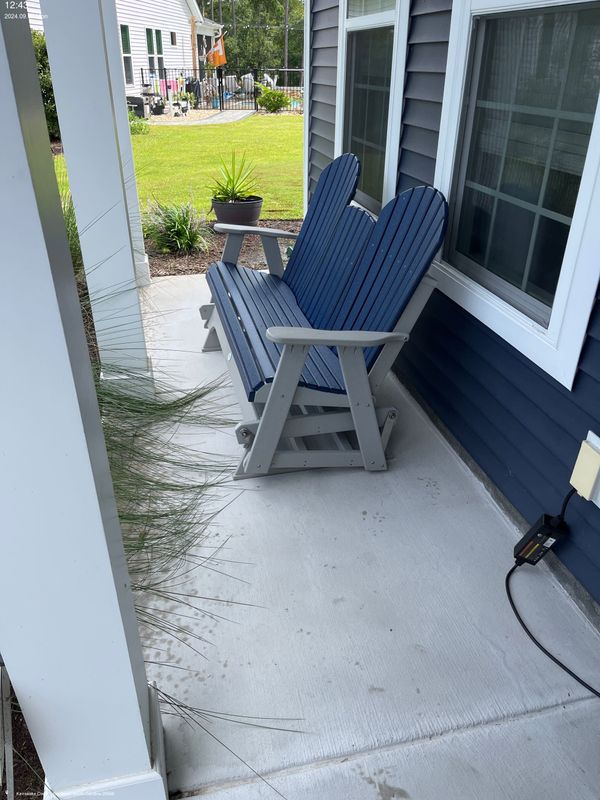 5&#39; Seashell Back Outdoor Glider w/Console in Light Gray/Patriot Blue