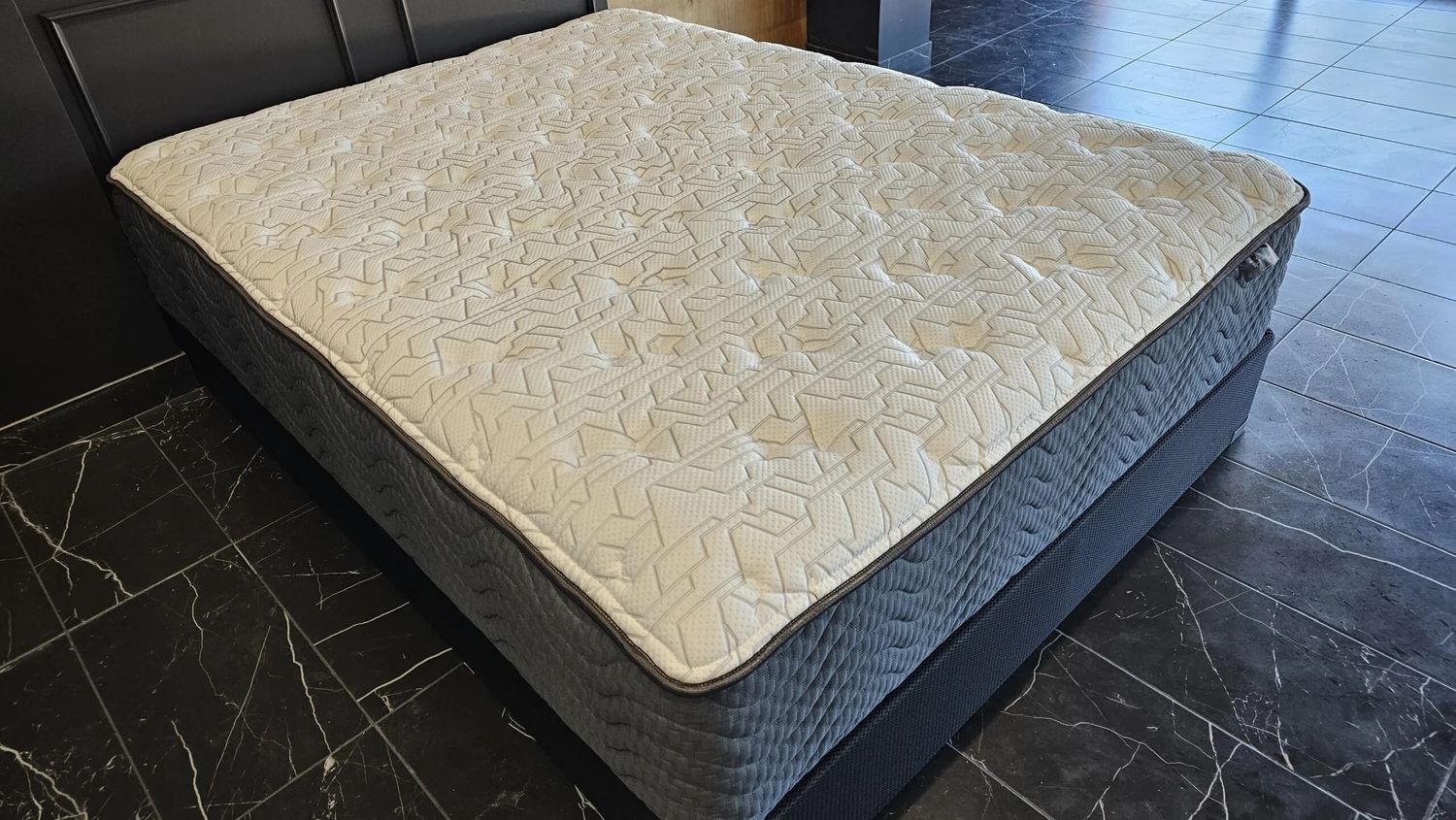Pinnacle Plush Queen Mattress by Solstice JAM457