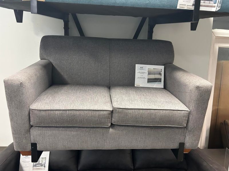 6085 Loveseat in Warrington Chinchilla