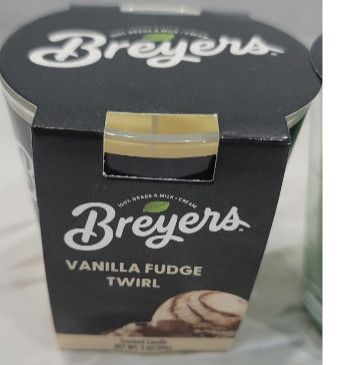 BREYERS VANILLA FUDGE TWIRL SCENTED CANDLE