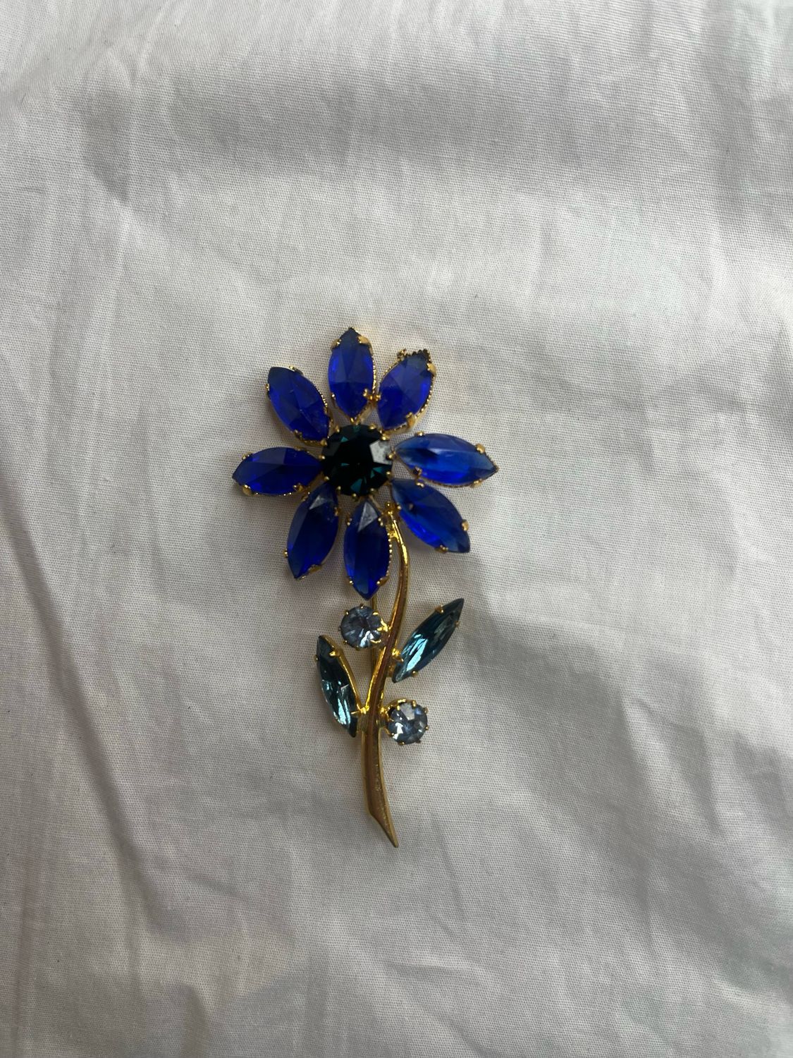 Vintage Beautiful See through blue rhinestone gold tone Brooch