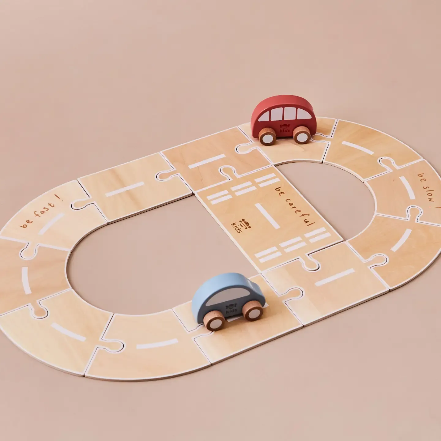 Houten racebaan met voertuigspeelgoed