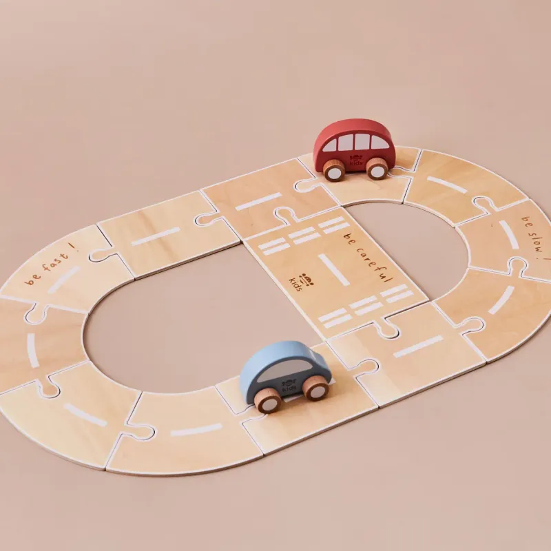 Houten racebaan met voertuigspeelgoed