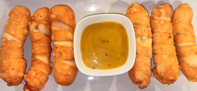 Tequeños con salsa BBQ