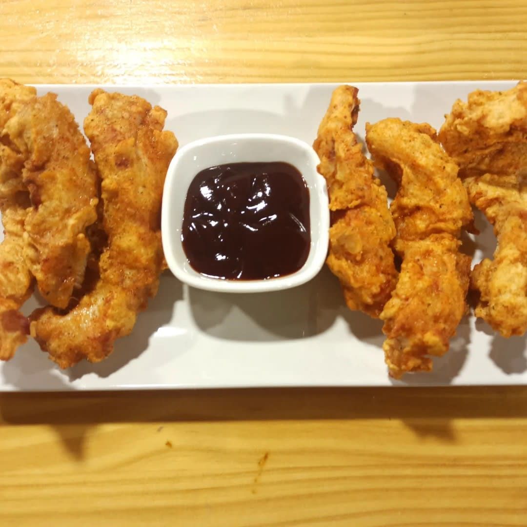 Fingers de pollo con salsa BBQ