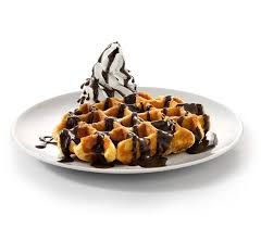 Gofre con nata y sirope de chocolate