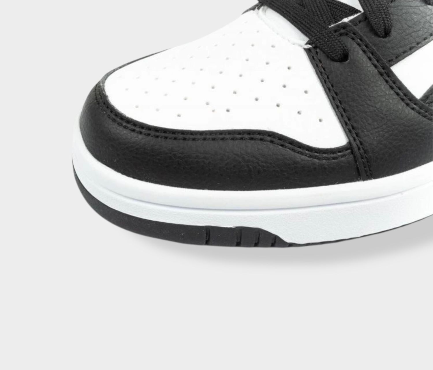 Puma Rebound V6 sneaker - Zwart/Wit - Leer close-up neus en perforaties