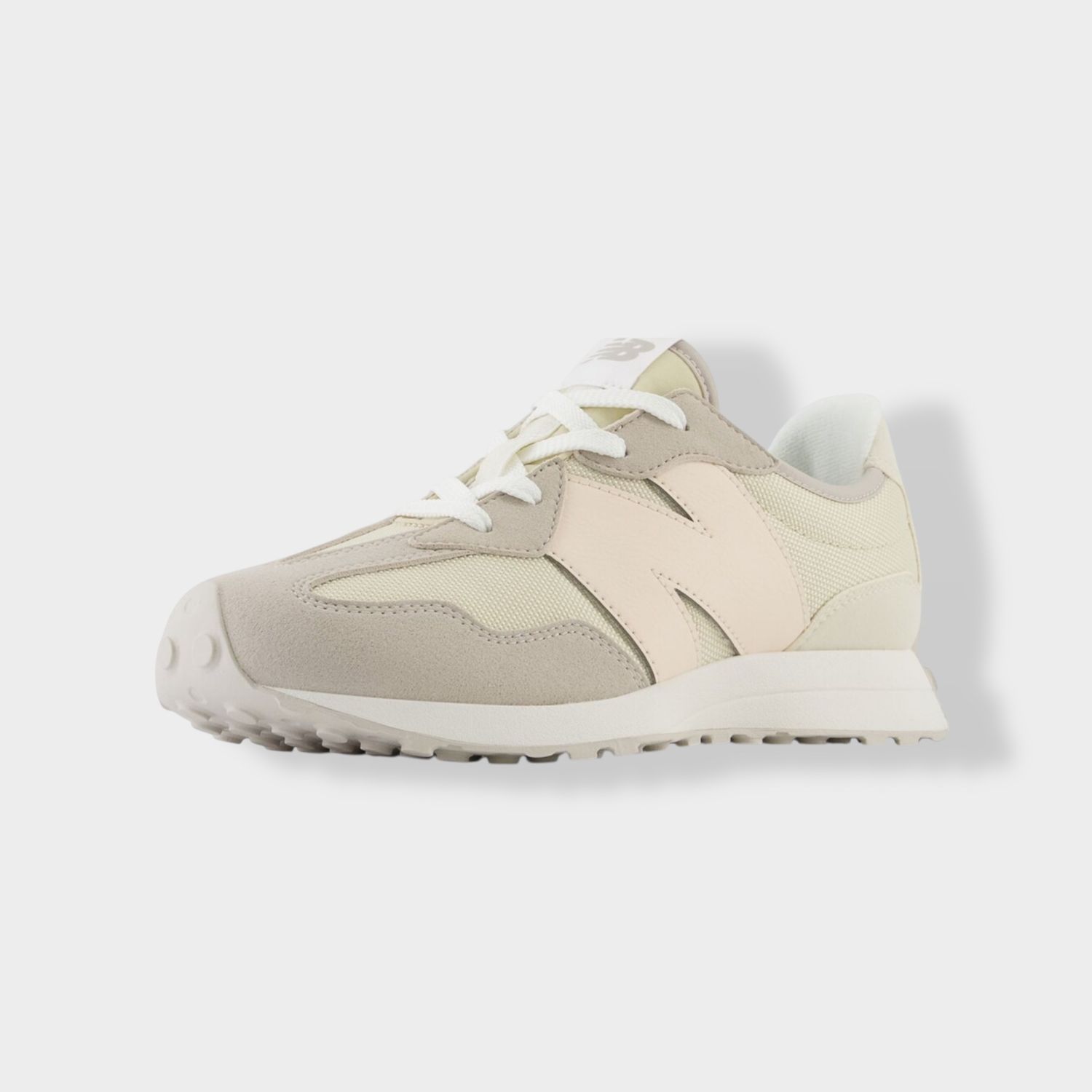 New Balance 327 sneaker - Beige - Suède diagonaal zijaanzicht