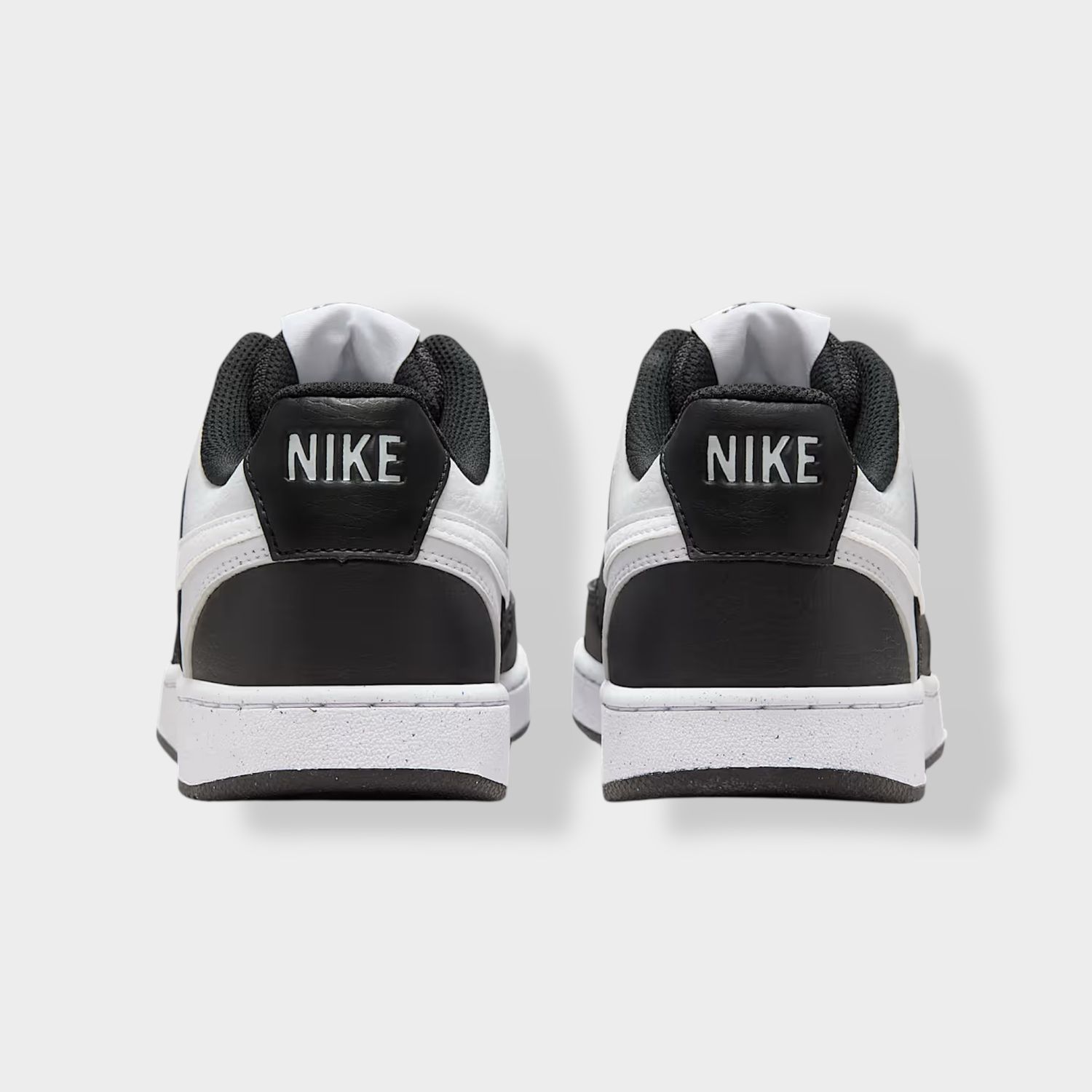 Nike Court Vision Low sneaker - Zwart/Wit - Leer achteraanzicht met logo