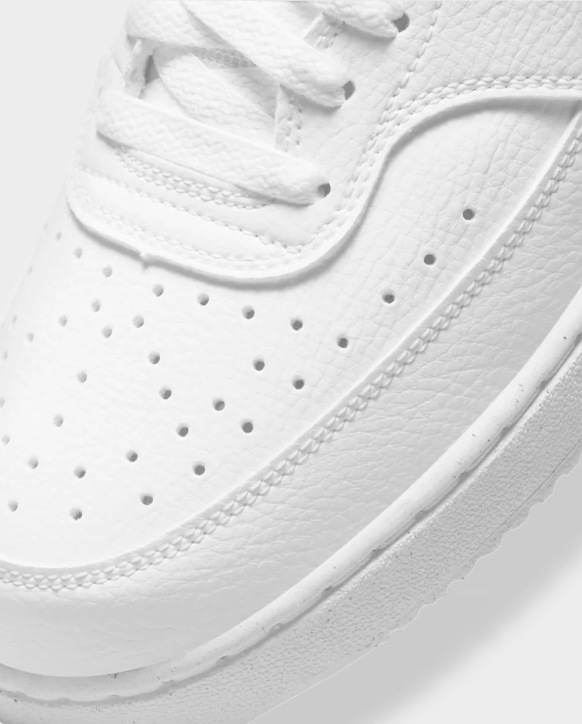 Nike Court Vision Low sneaker - Wit - Leer close-up neus en perforaties