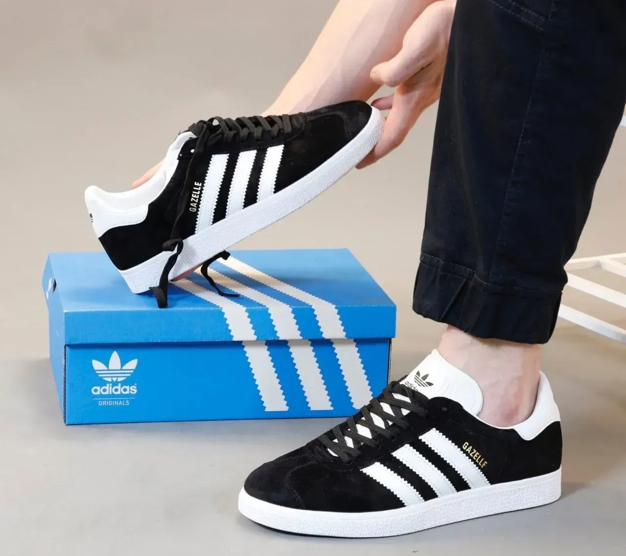 Adidas Gazelle sneaker - Zwart - Suède gedragen naast schoendoos