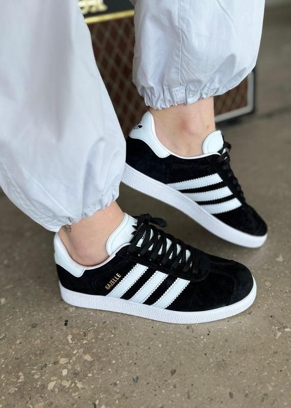 Adidas Gazelle sneaker - Zwart - Suède gedragen met jeans