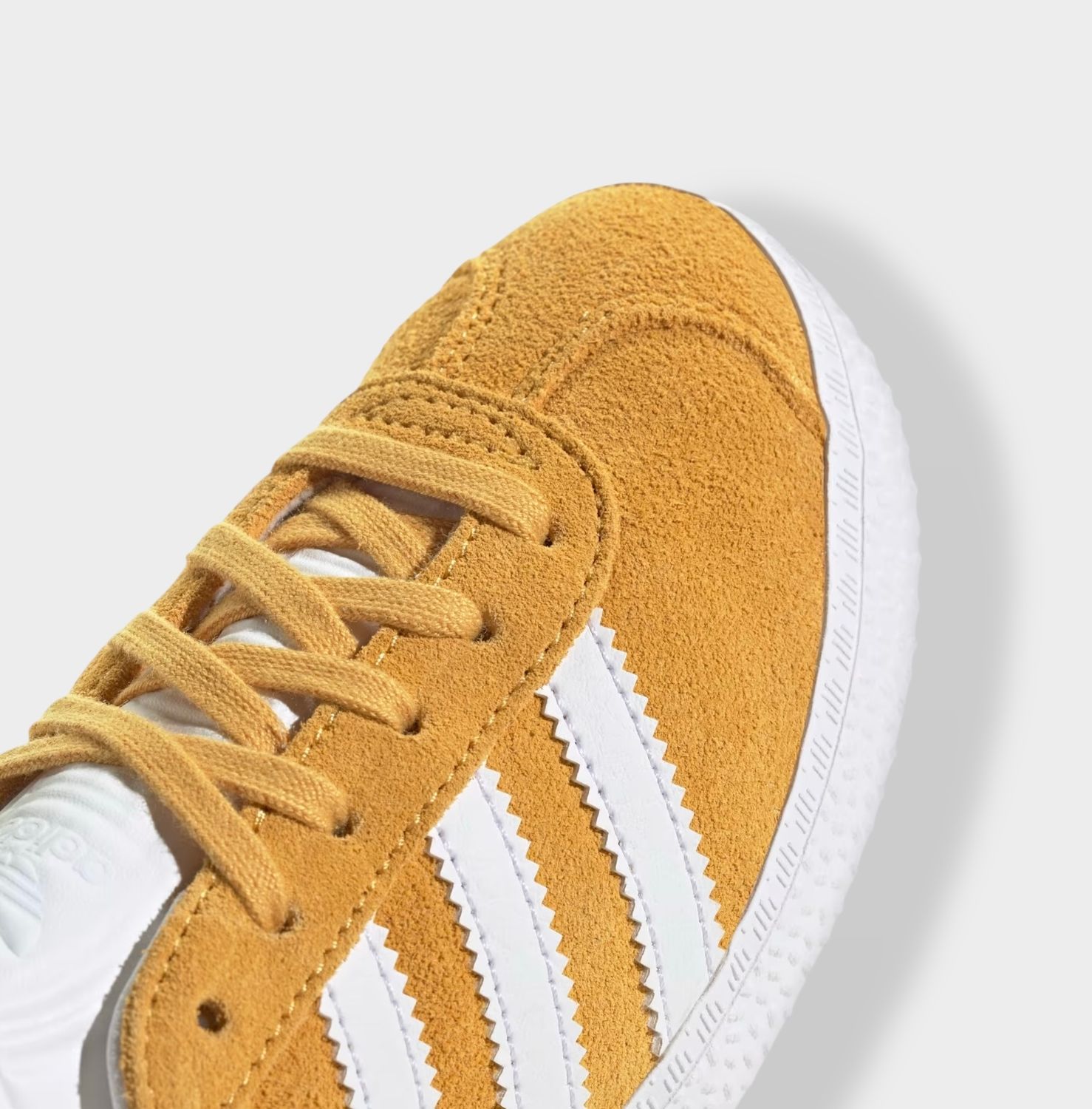 Adidas Gazelle sneaker - Geel - Suède close-up veters en strepen