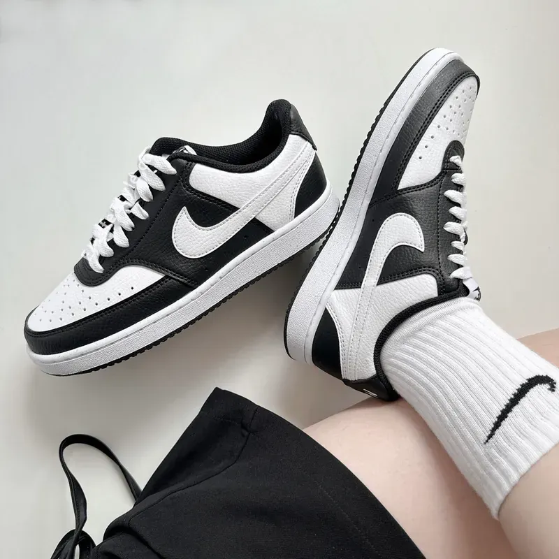 Nike Court Vision Low sneaker - Zwart/Wit - Leer close-up veters en swoosh