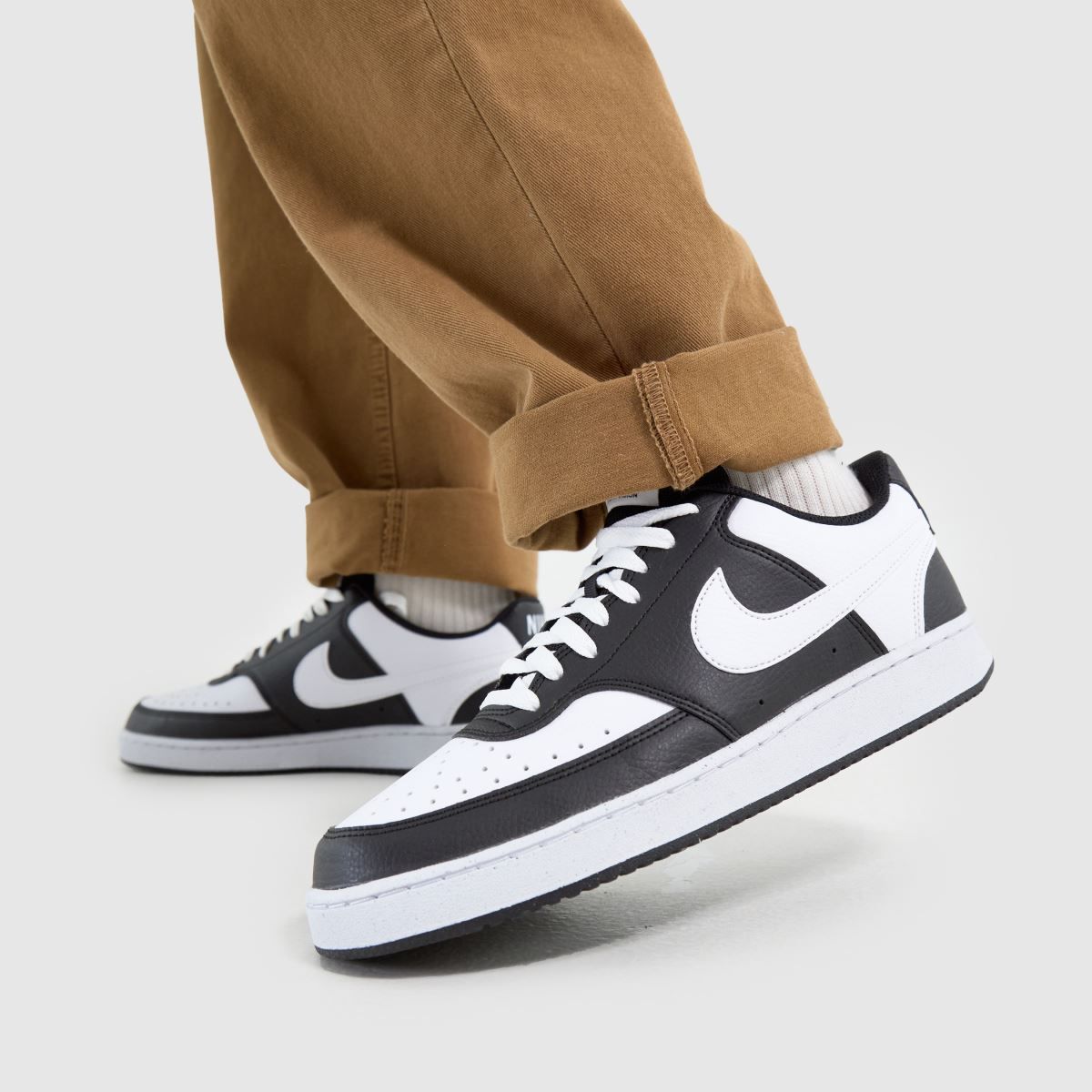 Nike Court Vision Low sneaker - Zwart/Wit - Leer gedragen met outfit