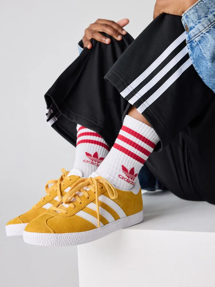 Adidas Gazelle sneaker - Geel - Suède gedragen met sportieve outfit