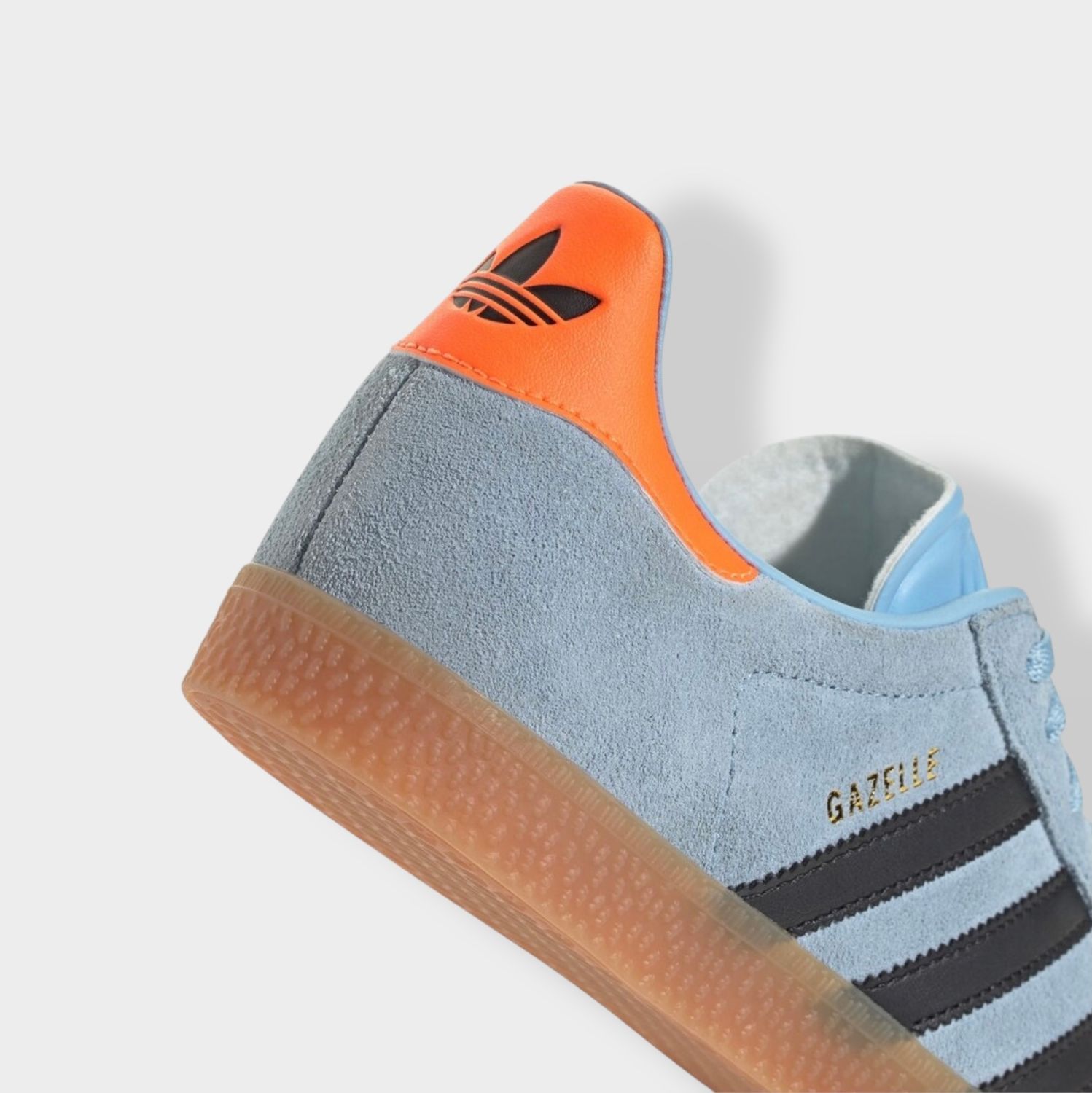 Adidas Gazelle sneaker - Lichtblauw - Suède hiel detail met oranje accent