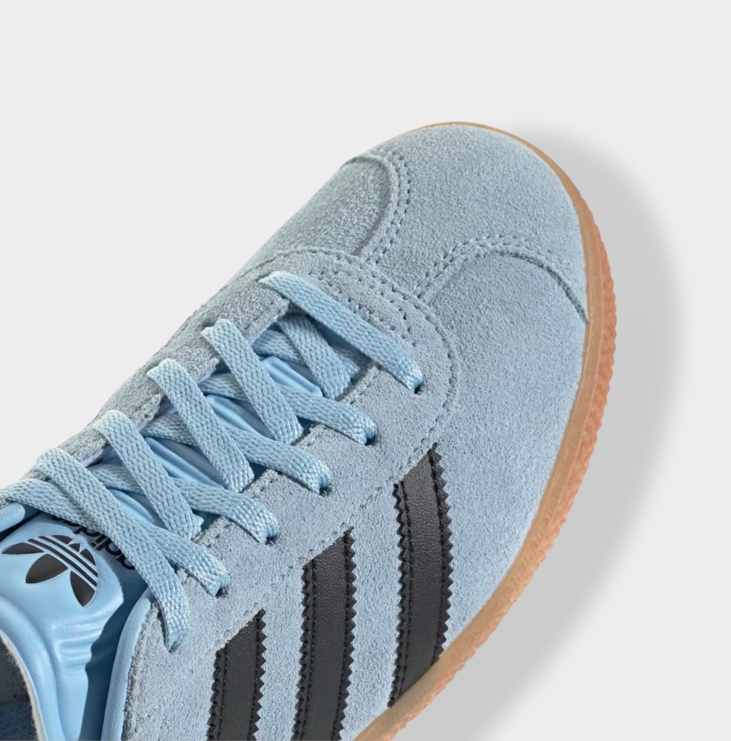 Adidas Gazelle sneaker - Lichtblauw - Suède close-up veters en strepen