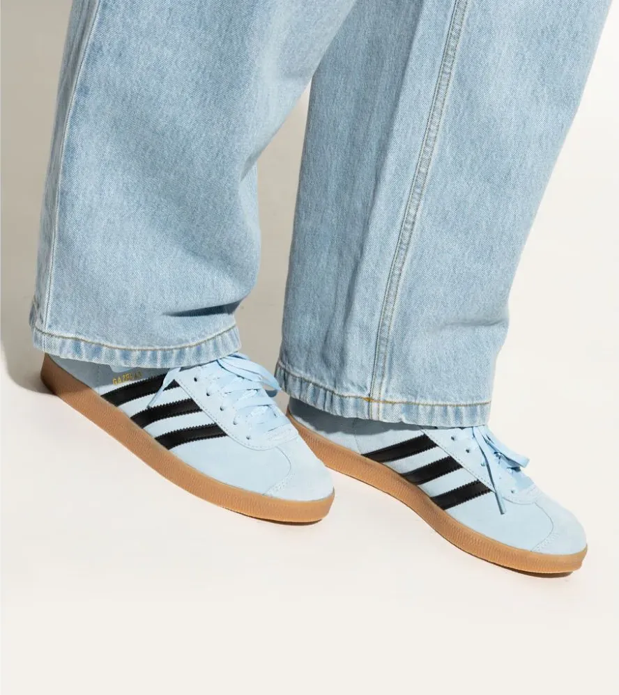 Adidas Gazelle sneaker - Lichtblauw - Suède gedragen met jeans