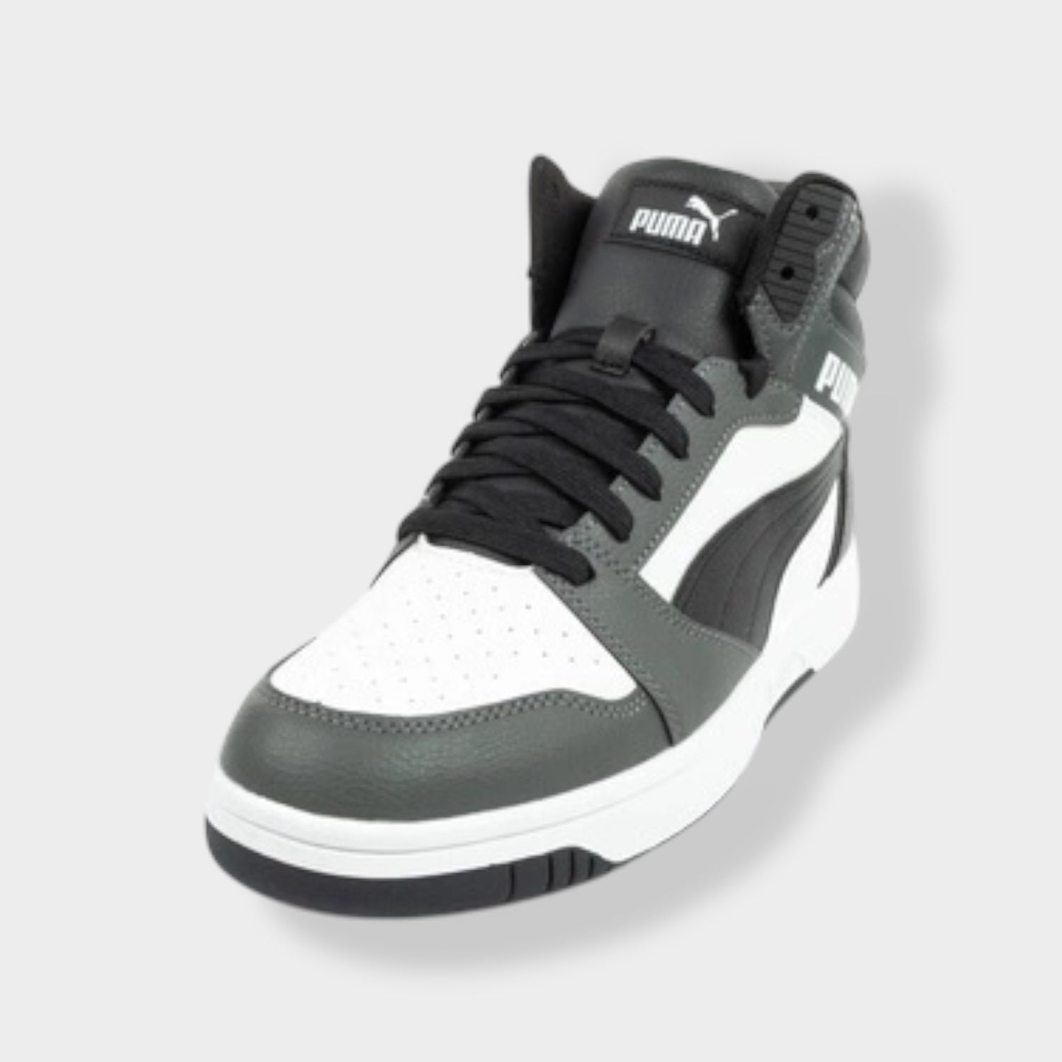Puma Rebound V6 sneaker - Zwart/Wit - Leer diagonaal vooraanzicht