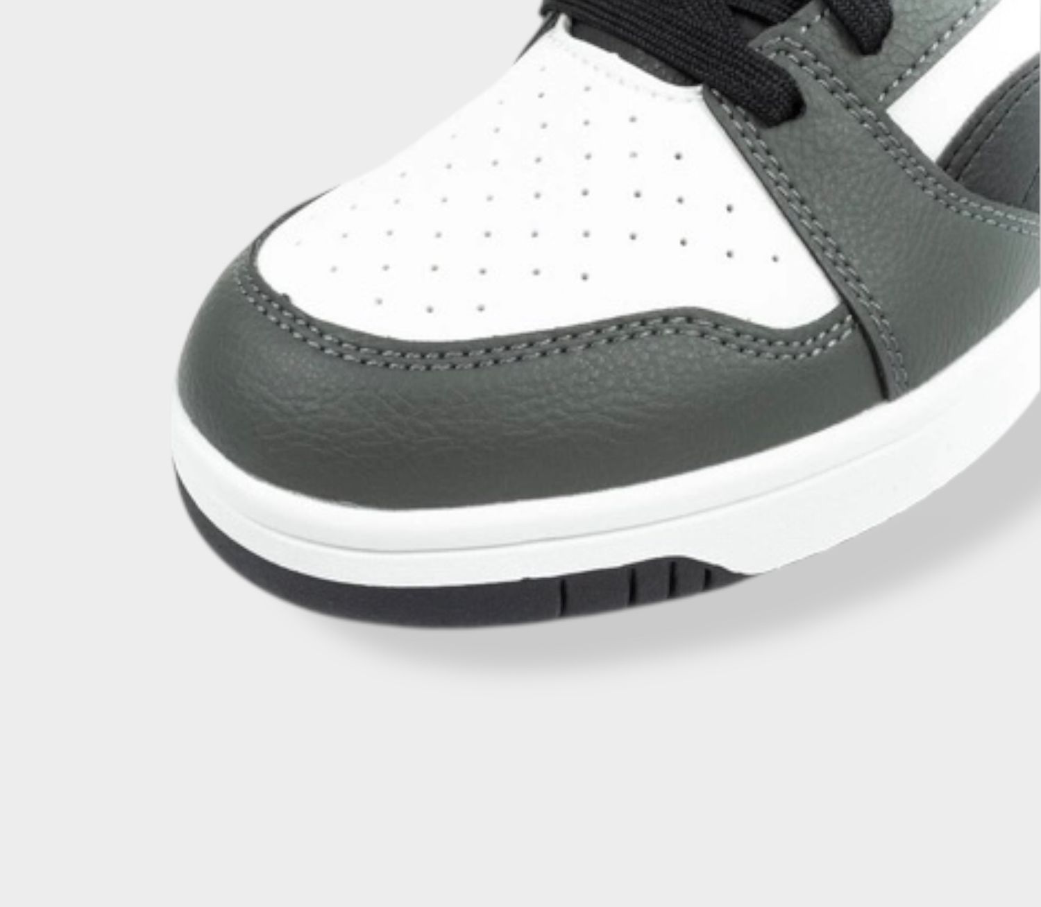 Puma Rebound V6 sneaker - Zwart/Wit - Leer close-up neus en perforaties
