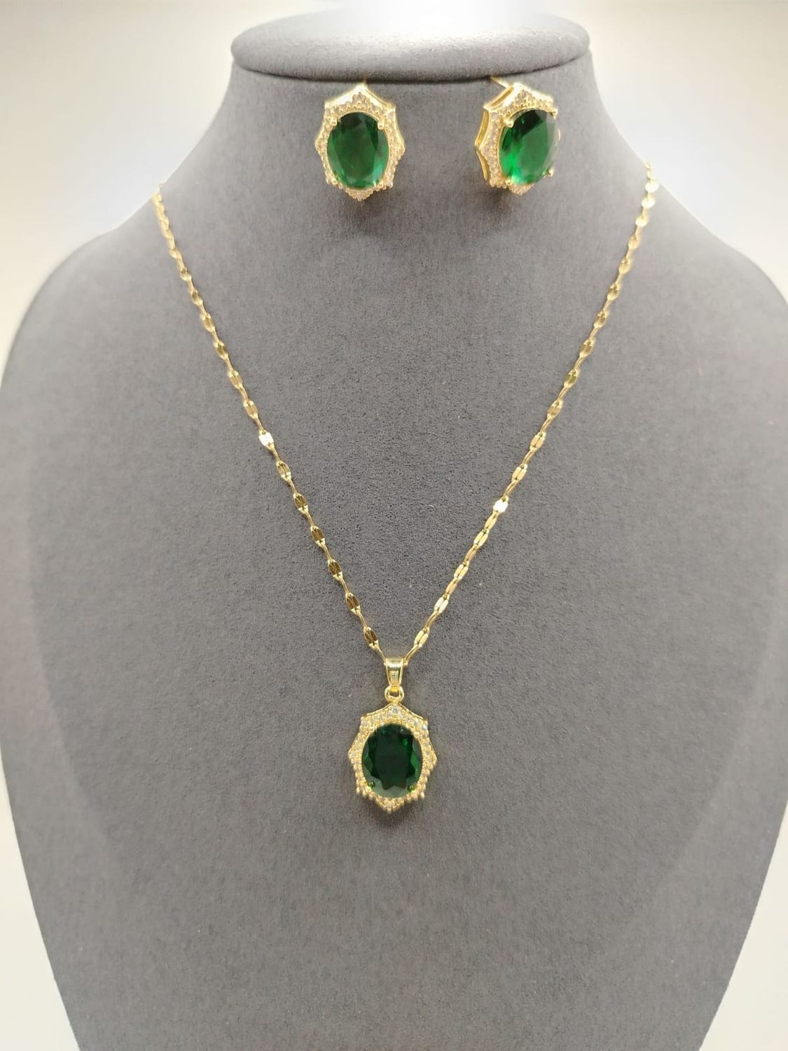 Aretes Acero Inoxidable Calenbi Corona De Rey Verde Chapa Oro 14k