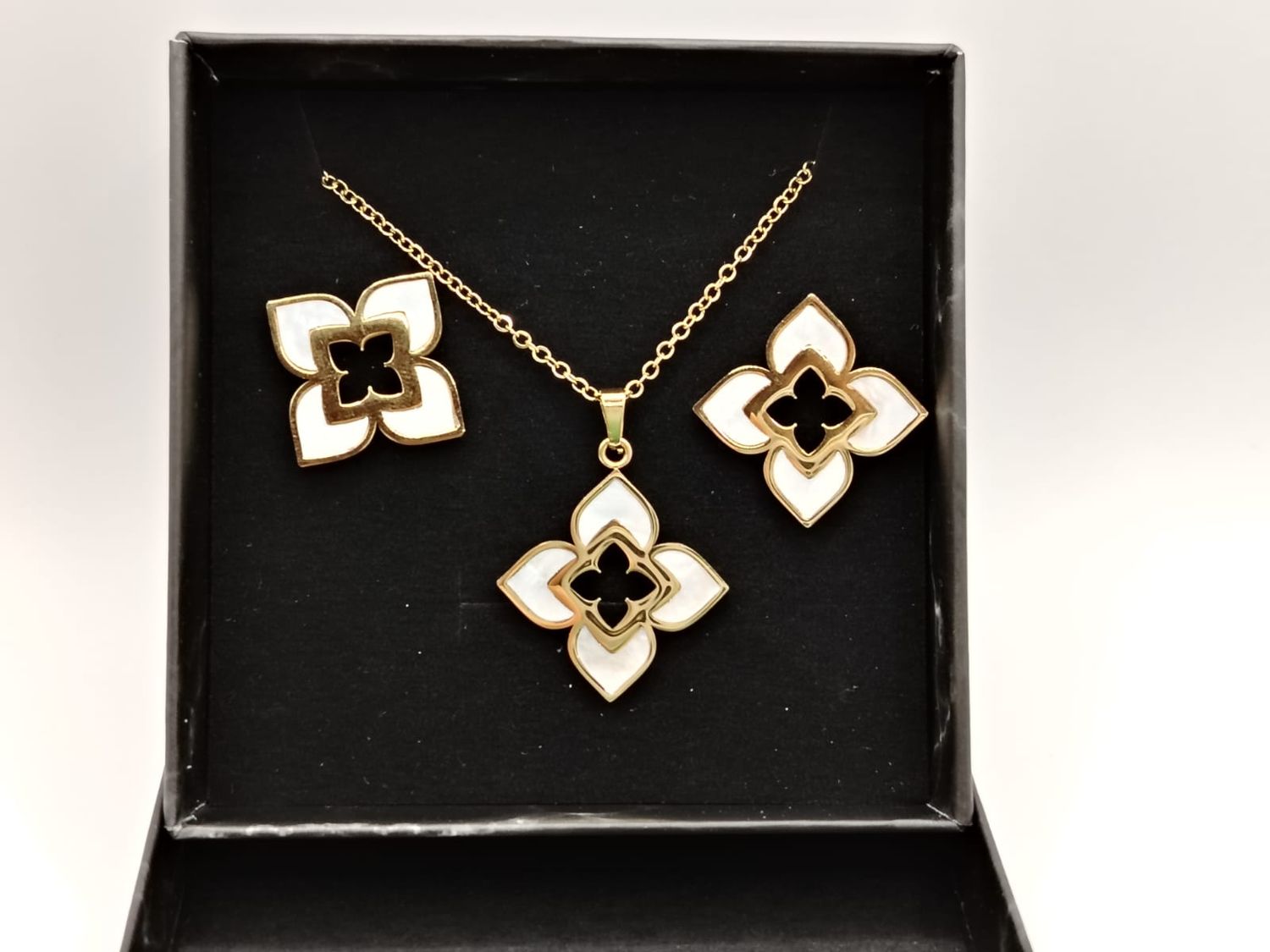 Collar y Aretes Acero inoxidable Calenbi Flor Blanca Chapa 14k