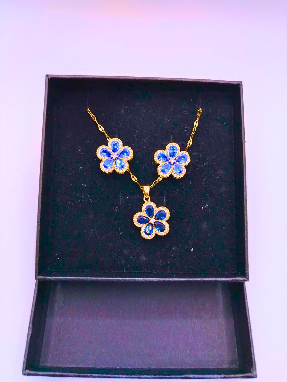 Collar y Aretes Acero Titanio Calenbi Flor Circón Azul Chapa Oro 10K
