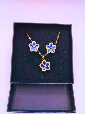 Collar y Aretes Acero Titanio Calenbi Flor Circón Azul Chapa Oro 10K