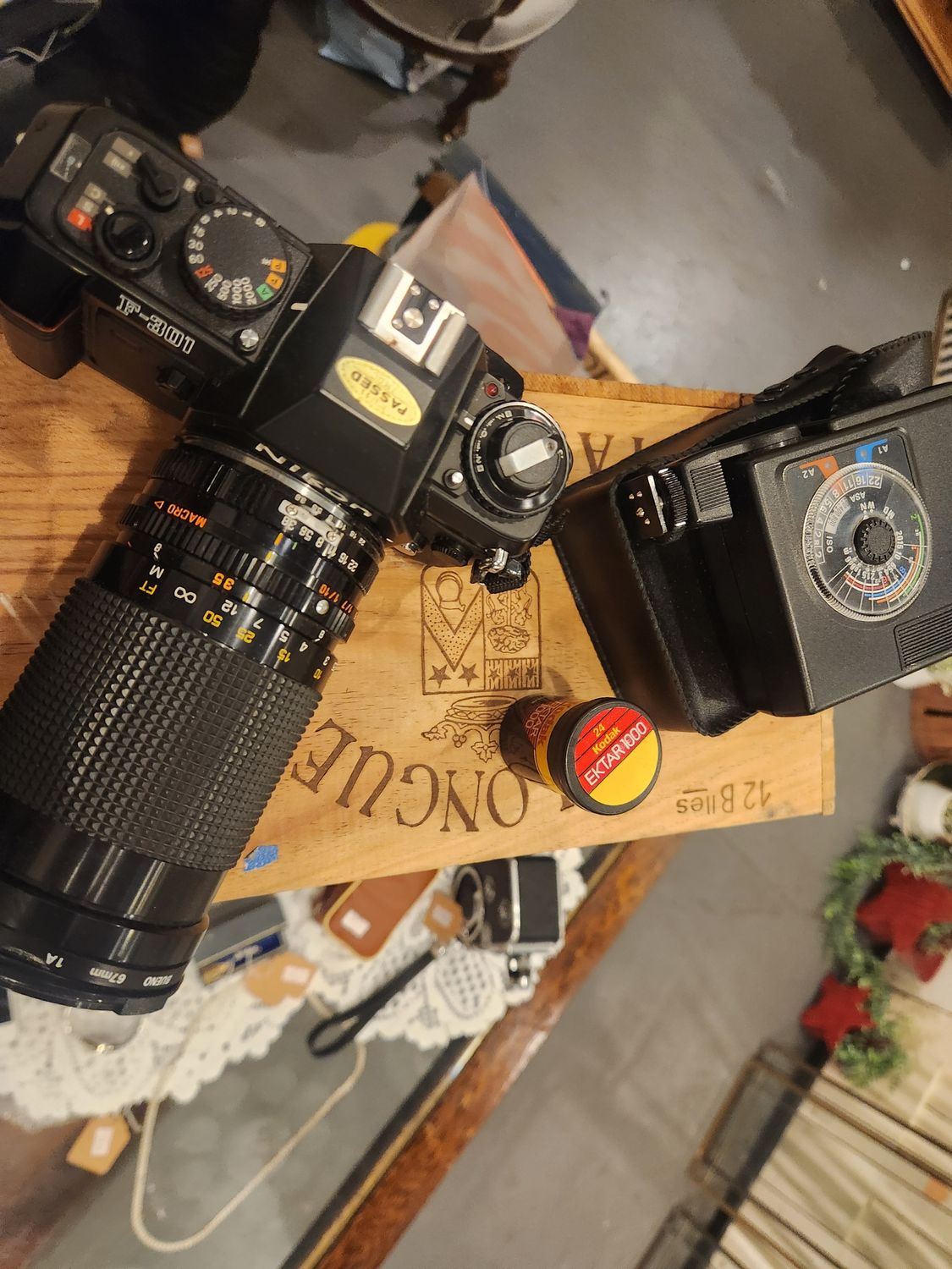 NIKON F-301 flash camera