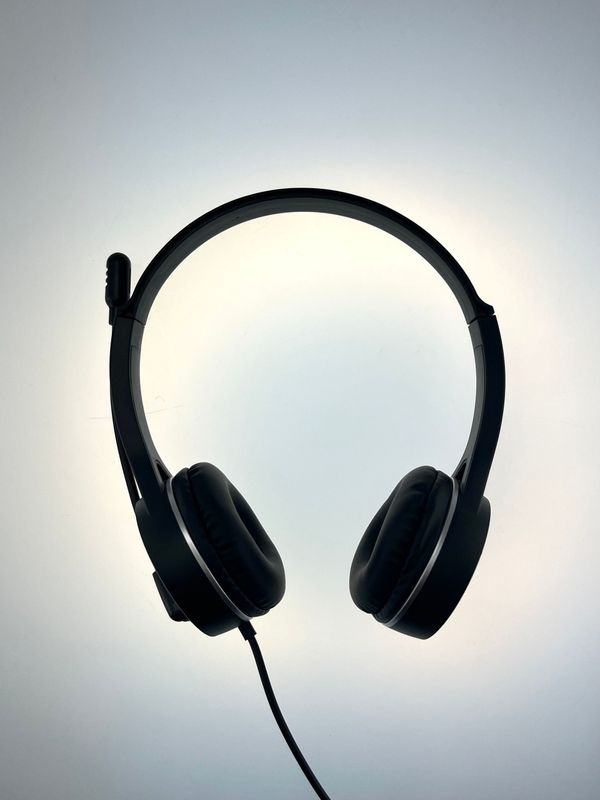Auriculares con Micrófono y Control de Volumen USB