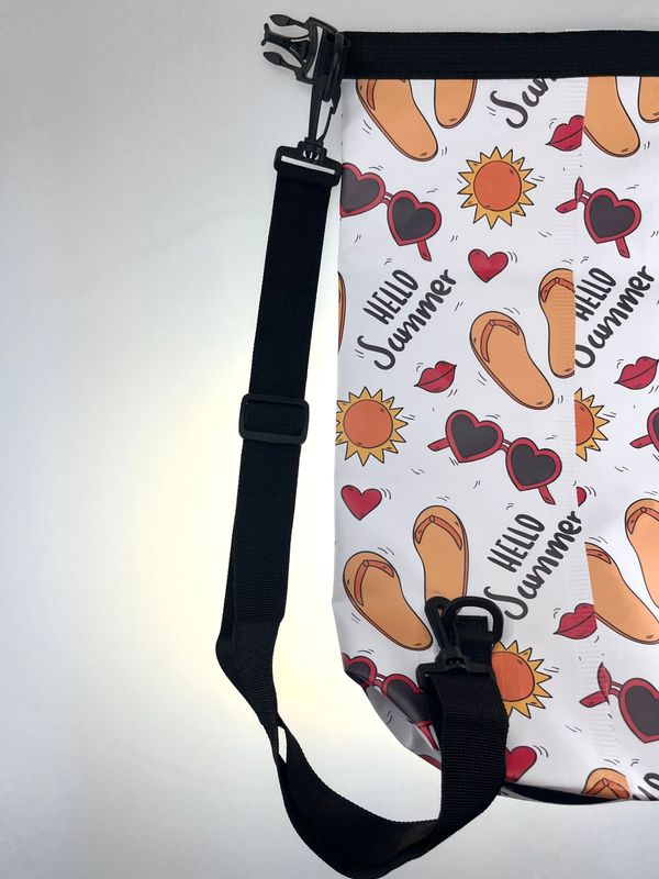 Bolsa Impermeable Estampada con Correa Ajustable