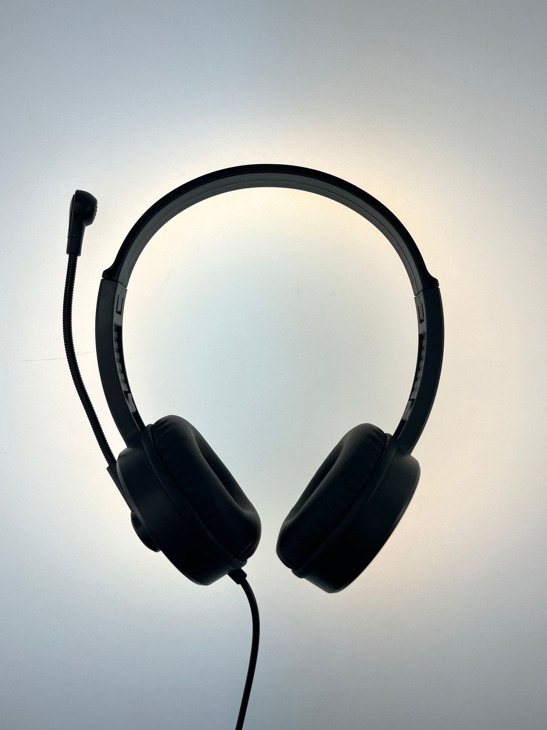 Auriculares USB con Micrófono Flexible y Control de Volumen