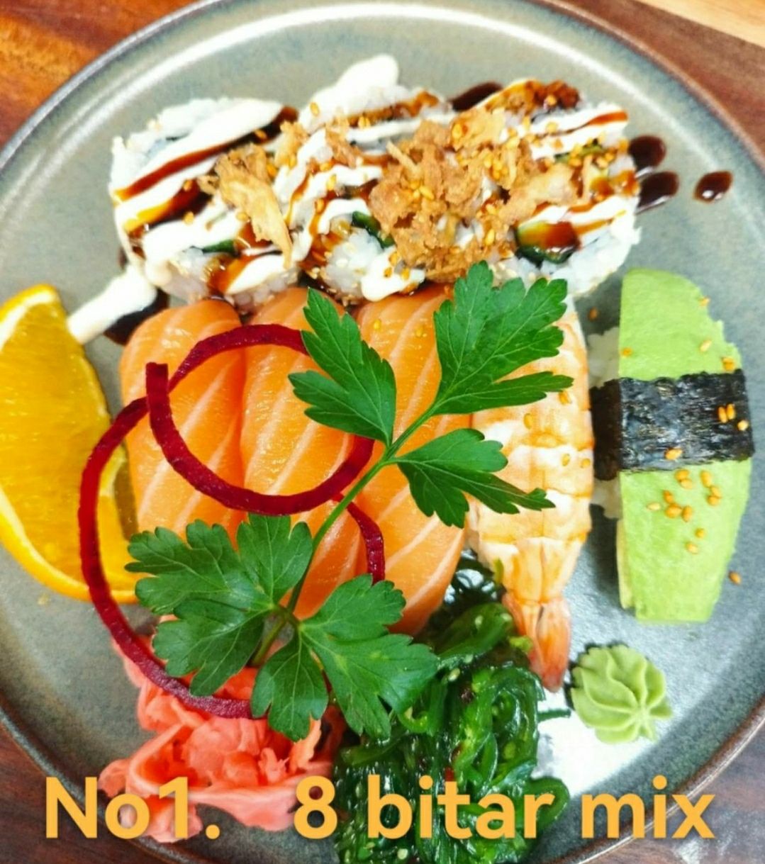 1. 8 bitar (3 rullar, 5 Nigiri) - Sushi Mix